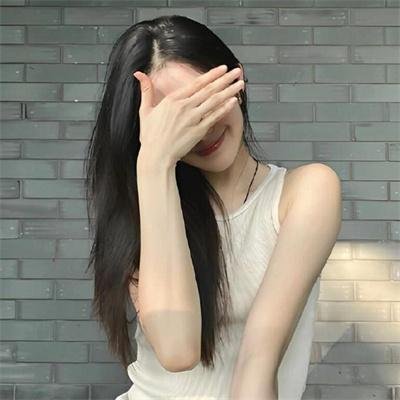 一个唱歌，另一个不唱歌